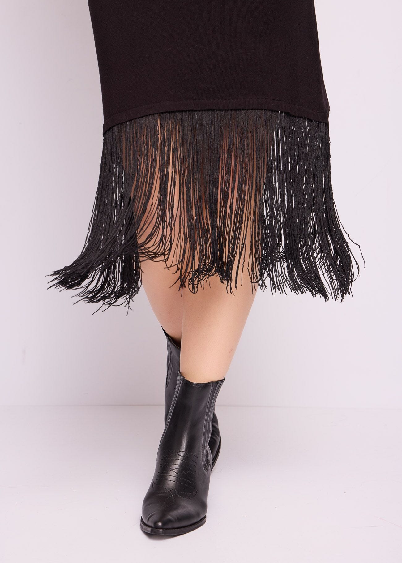 Abito nero in maglia con frange