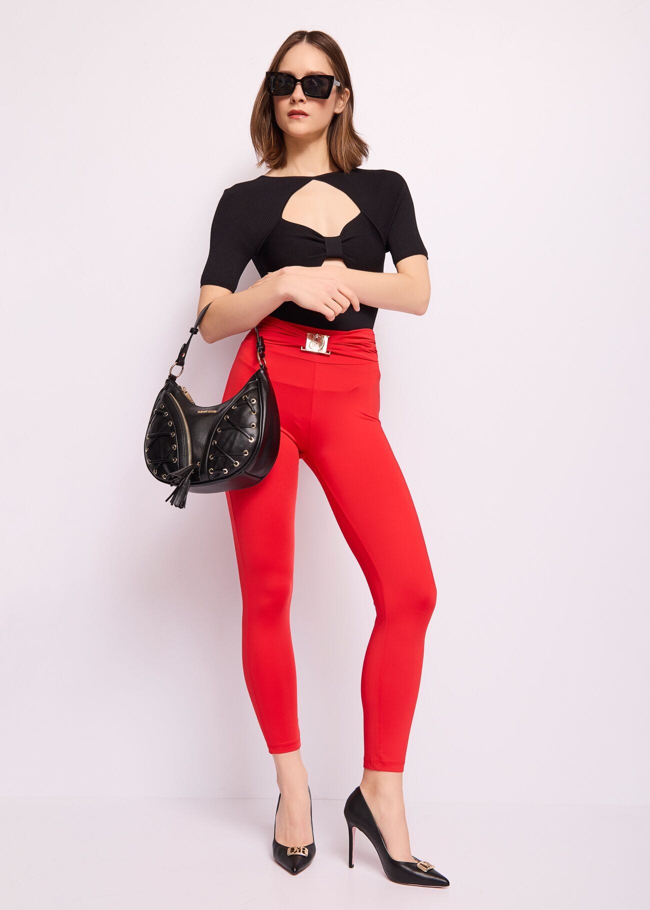 Pantaloni rossi con fibbia logata