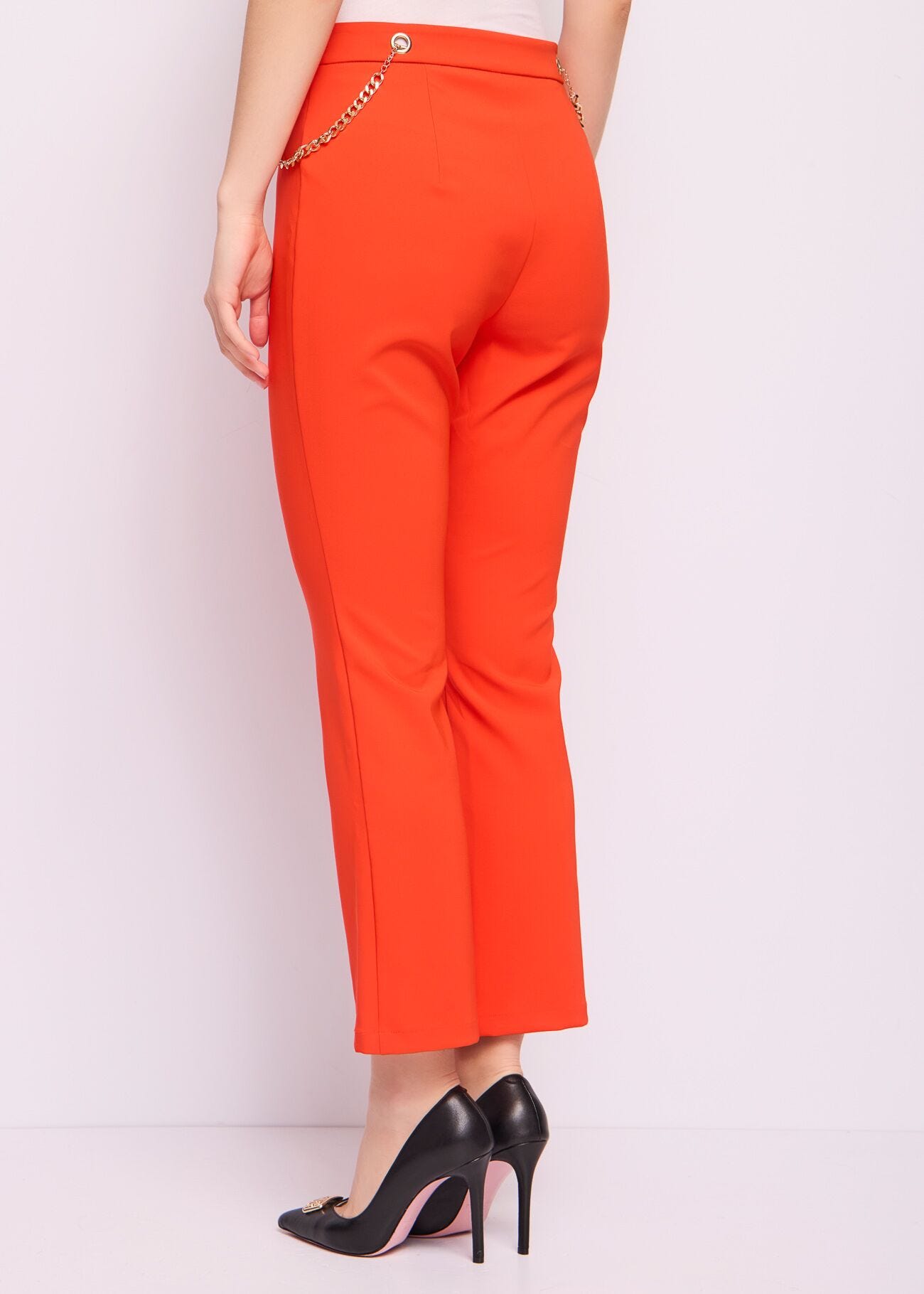 Pantaloni rossi con catene