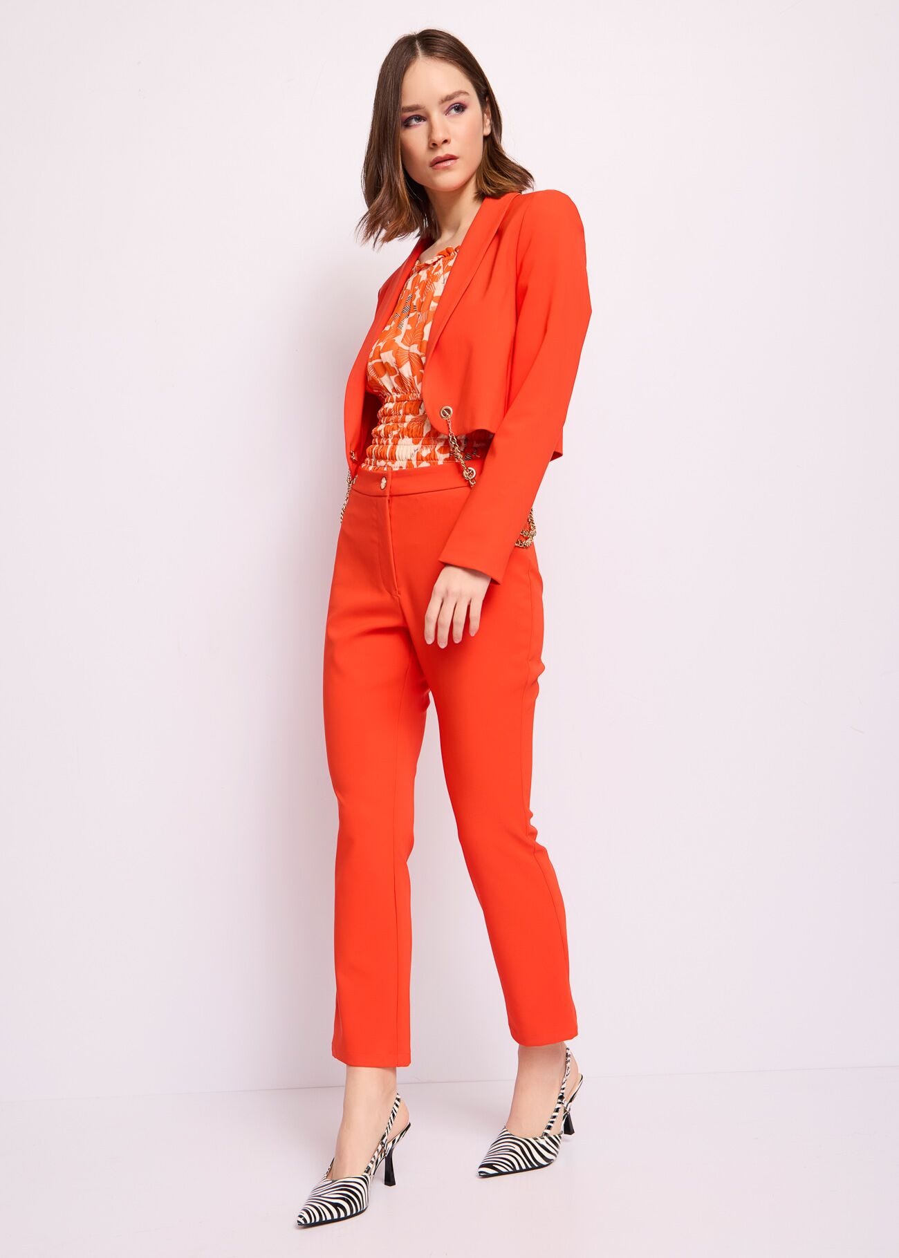 Pantaloni rossi con catene