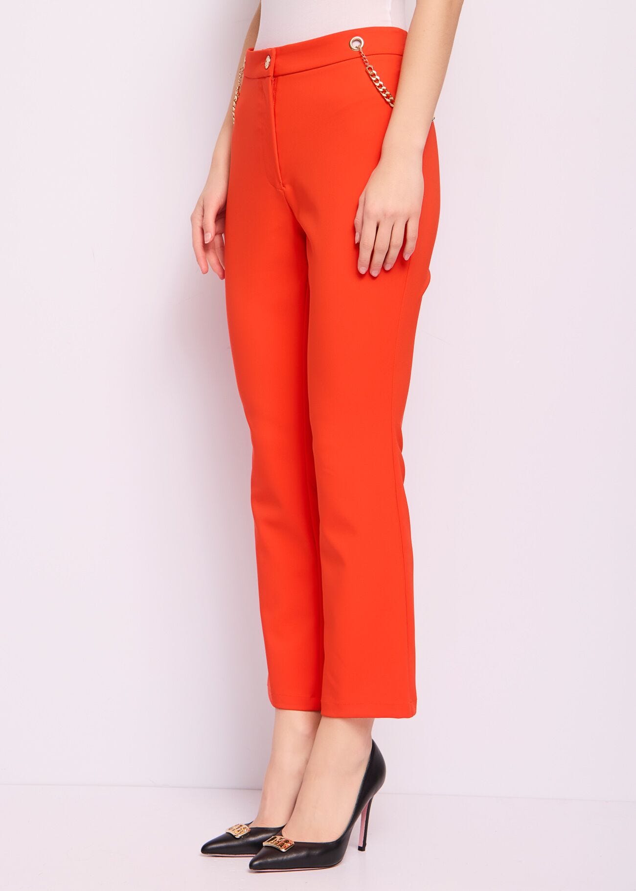 Pantaloni rossi con catene