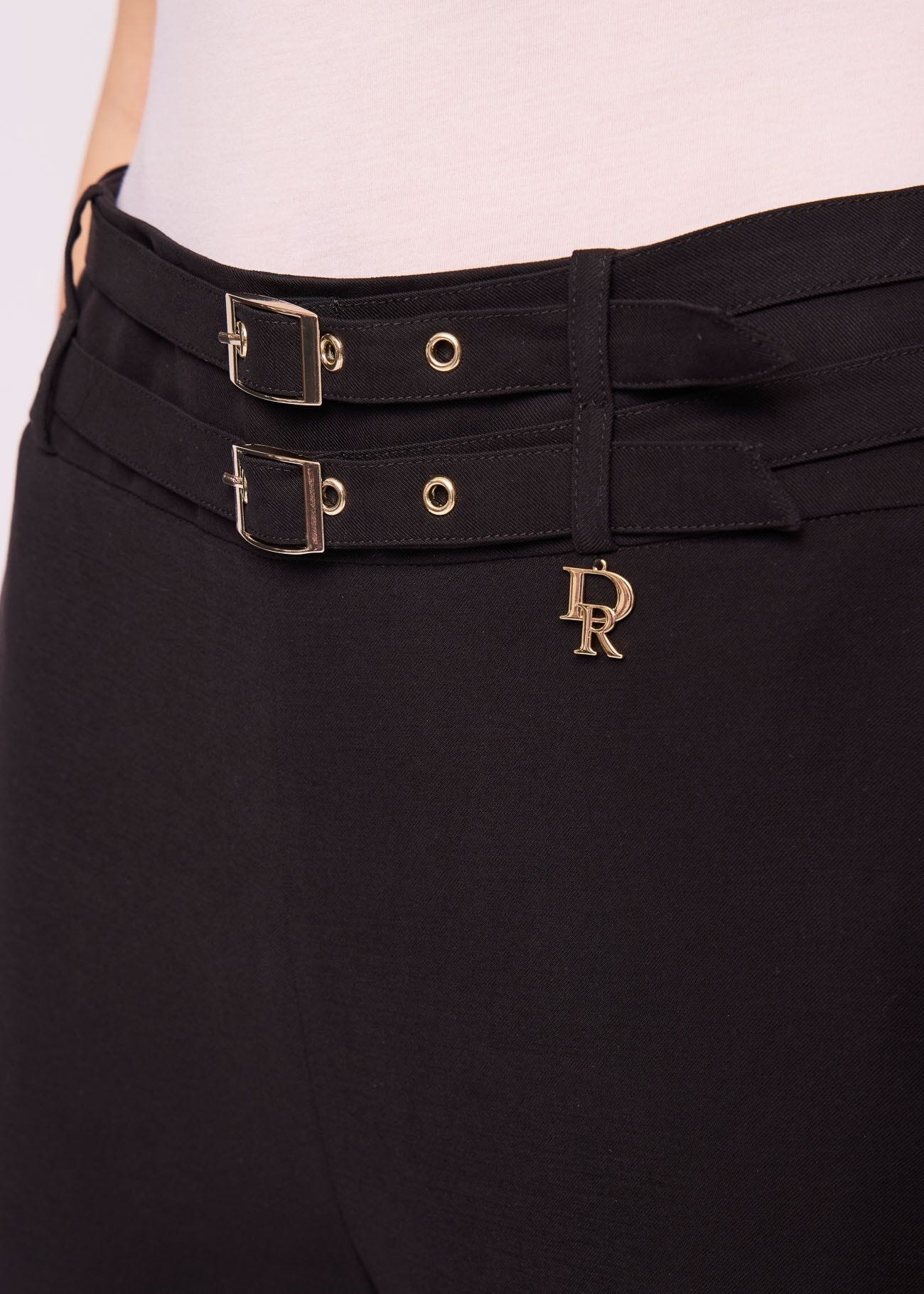 Short nero in gabardina con fibbie