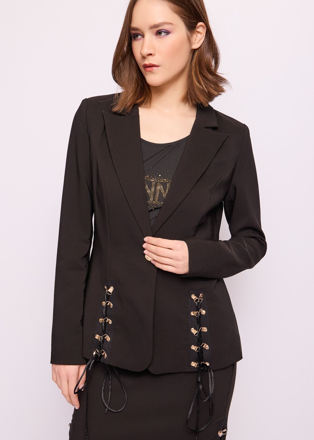 Blazer nero con ganci e laccetti