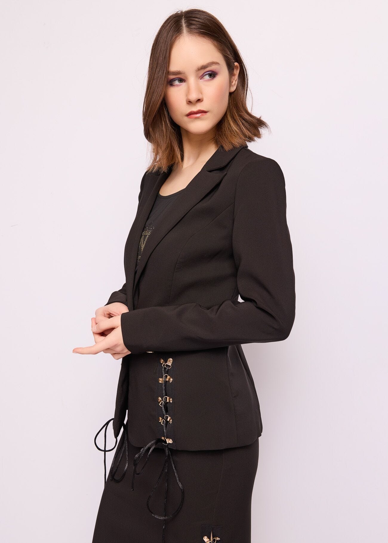 Blazer nero con ganci e laccetti