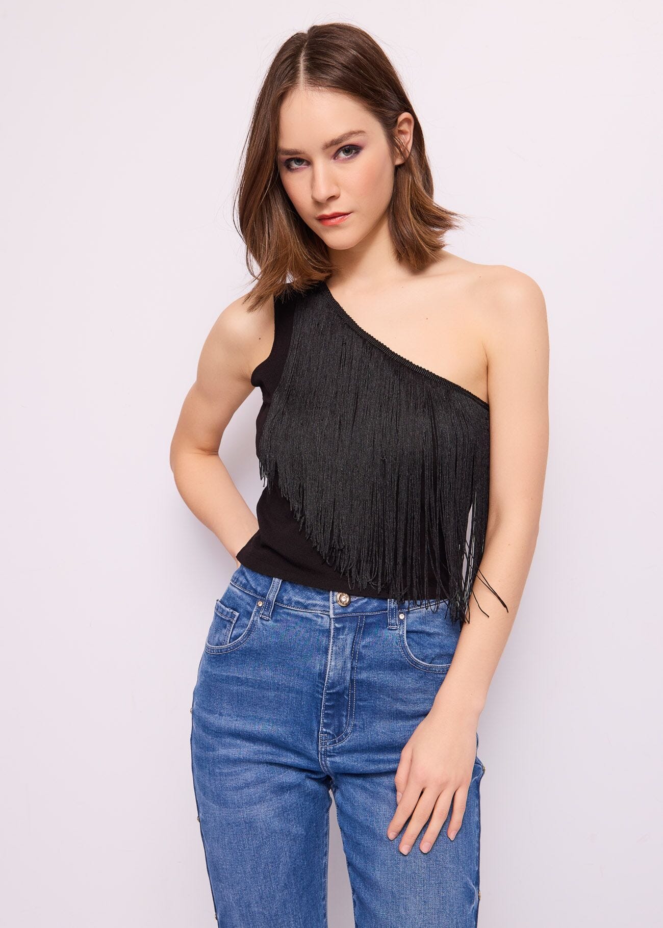 Top nero in maglia con frange