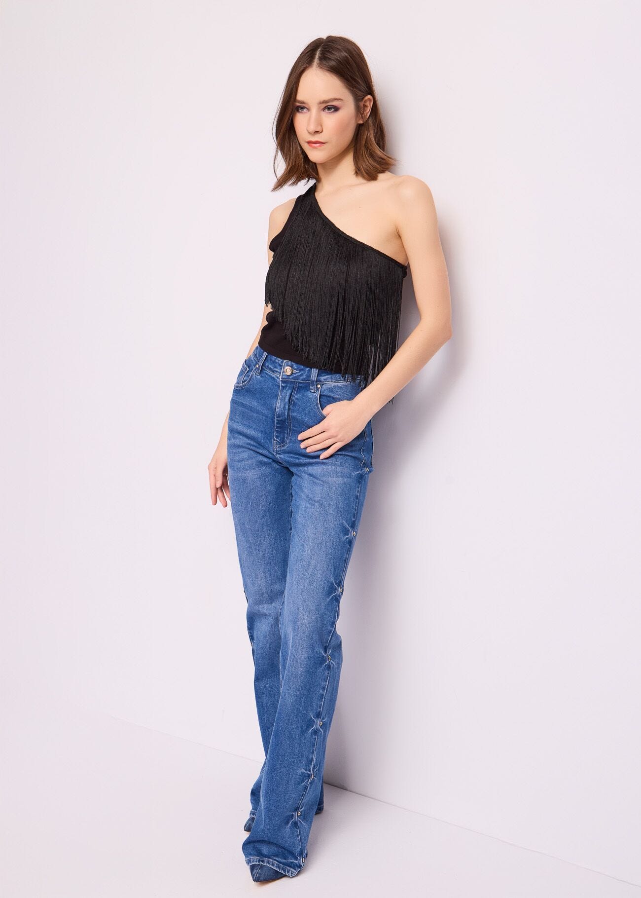 Top nero in maglia con frange