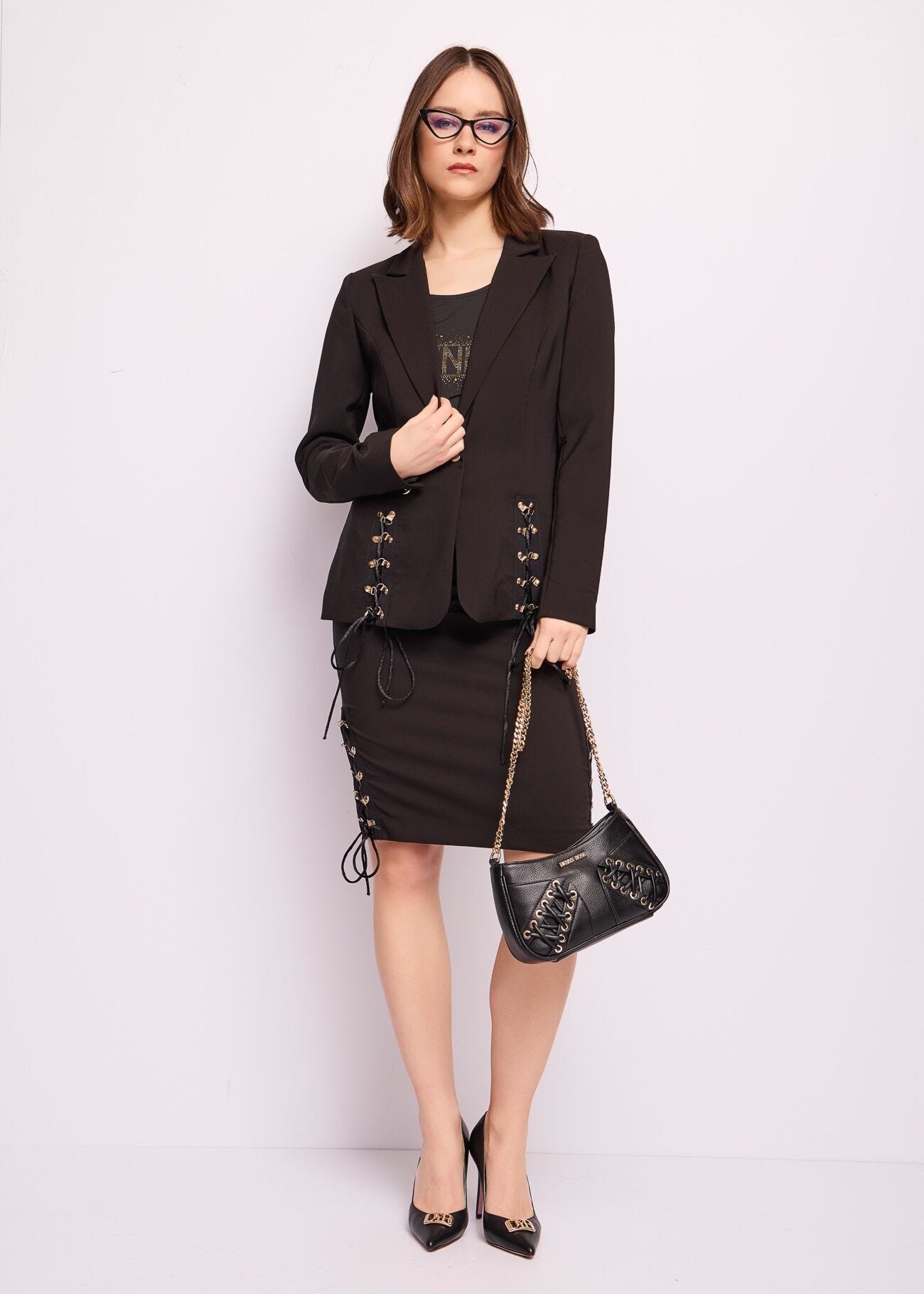 Top nero con logo e strass