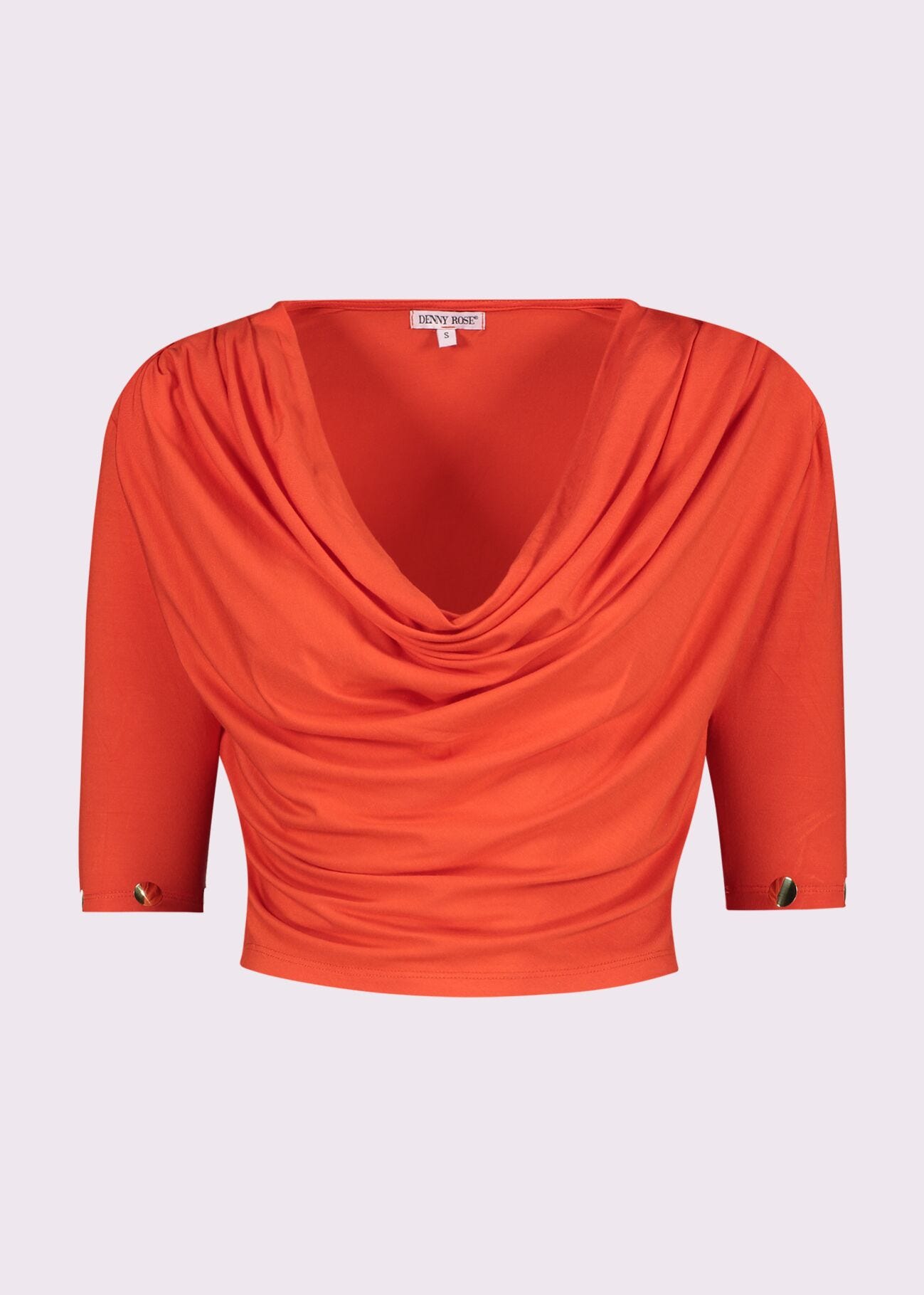 Camiseta roja con tachuelas