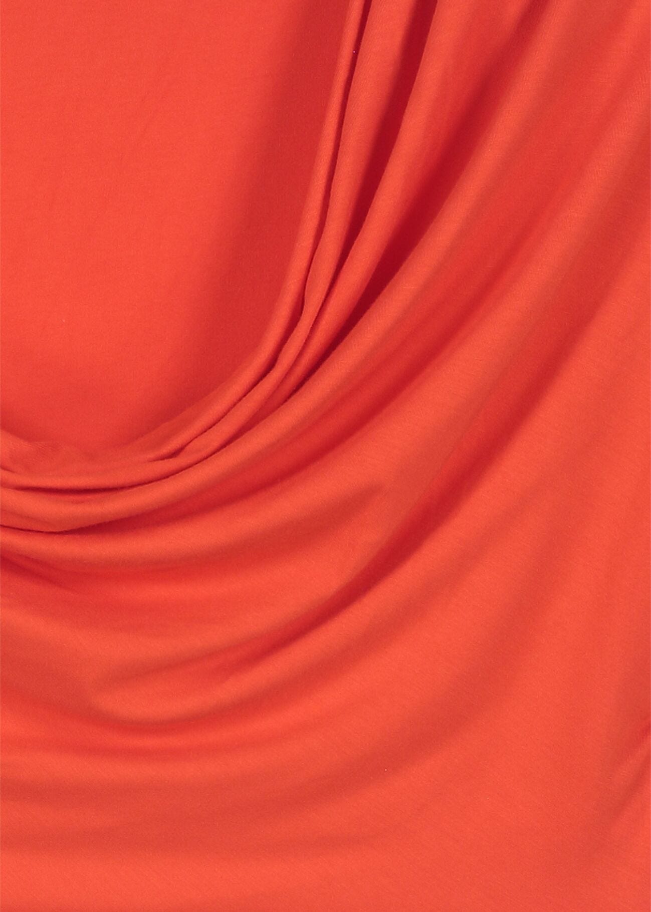 Camiseta roja con tachuelas