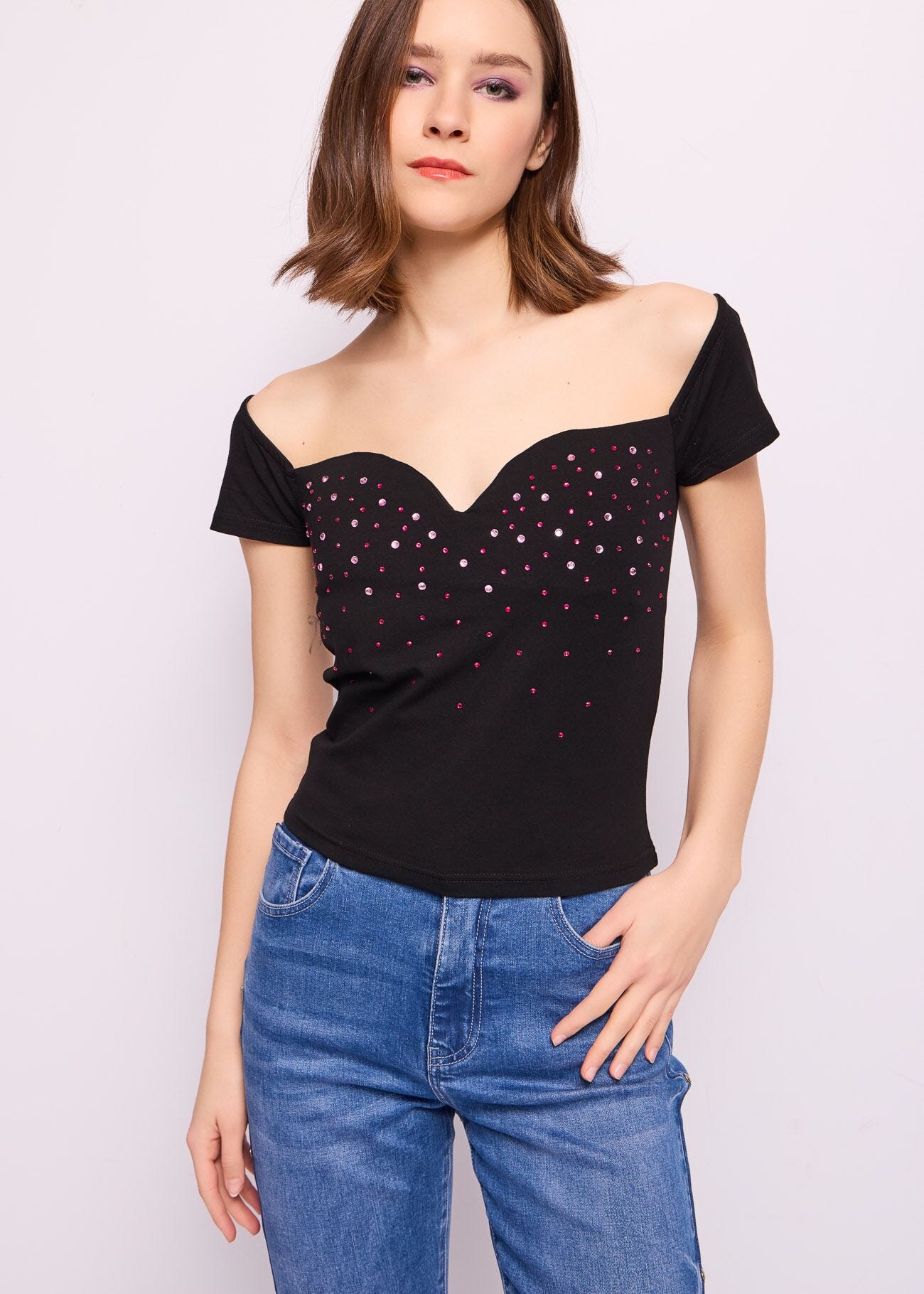 T-shirt nera in cotone con strass