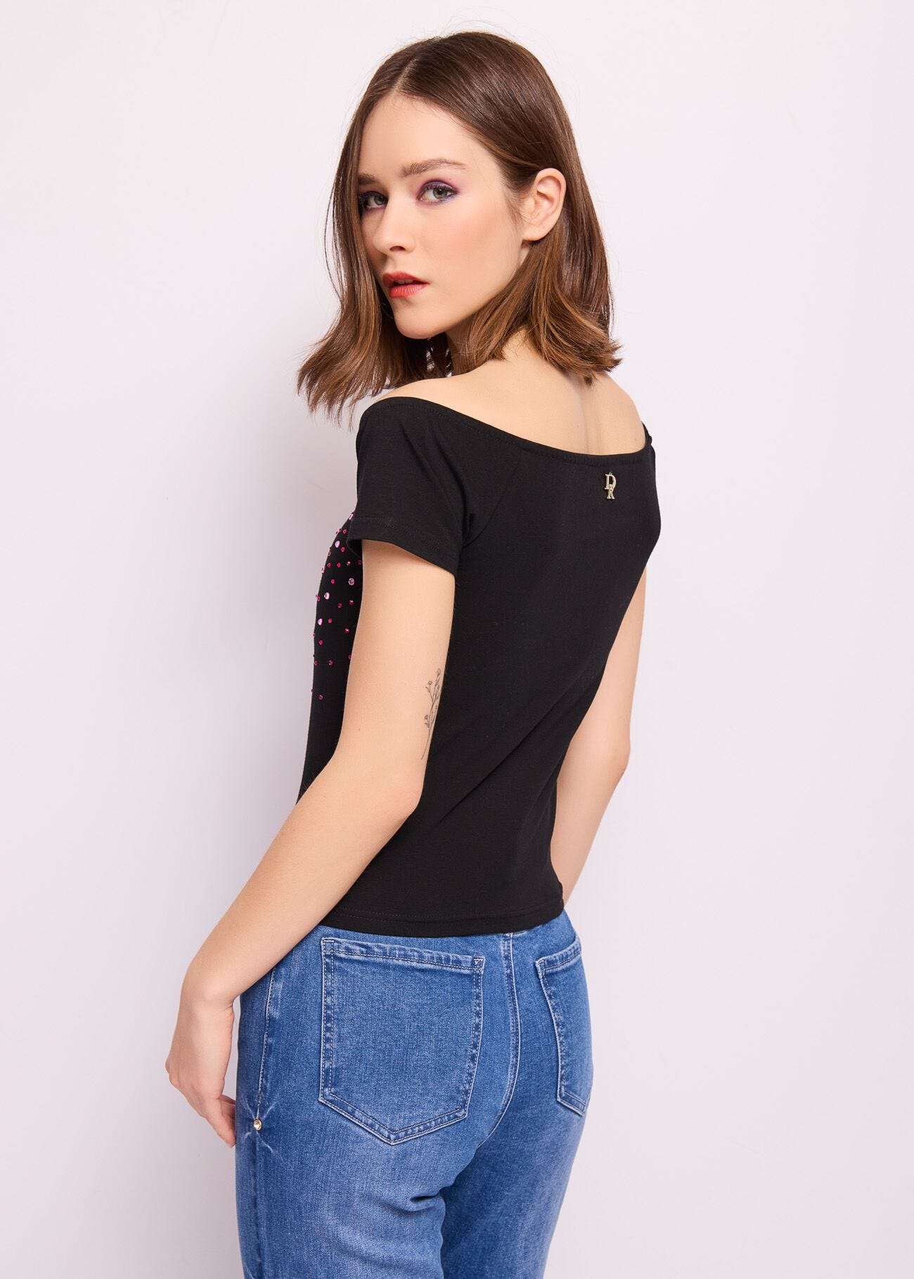 T-shirt nera in cotone con strass