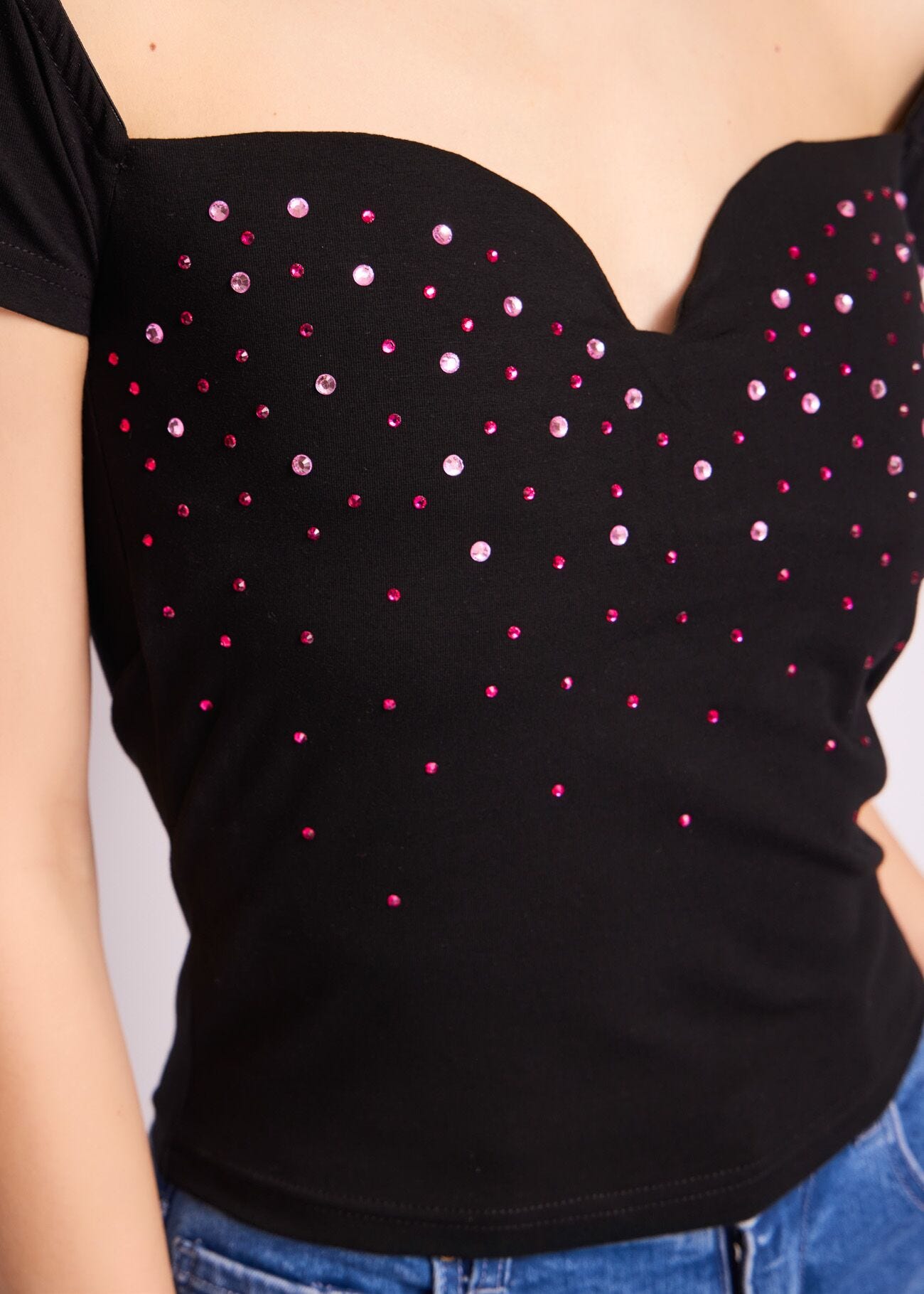T-shirt nera in cotone con strass
