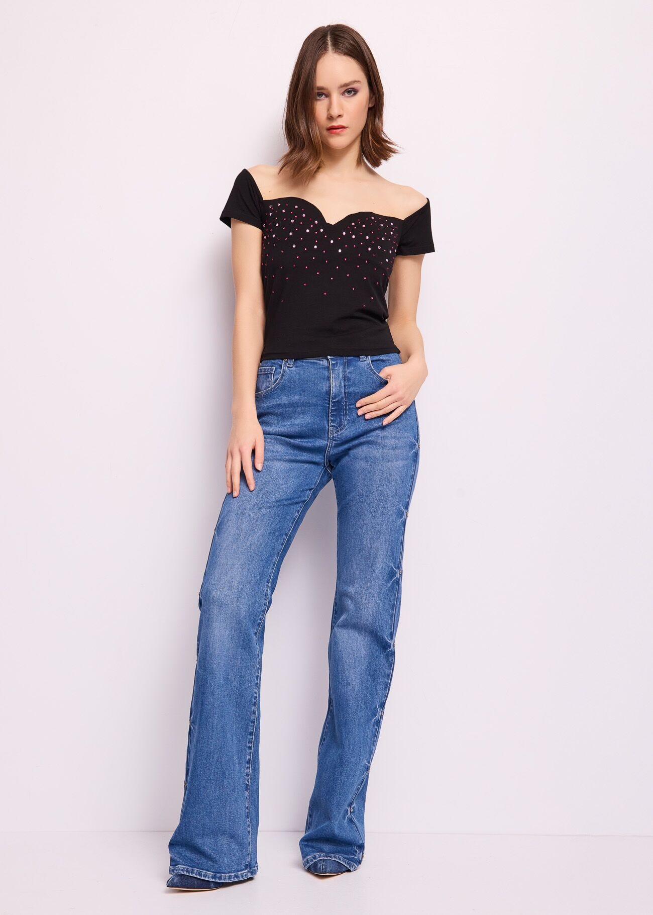 T-shirt nera in cotone con strass