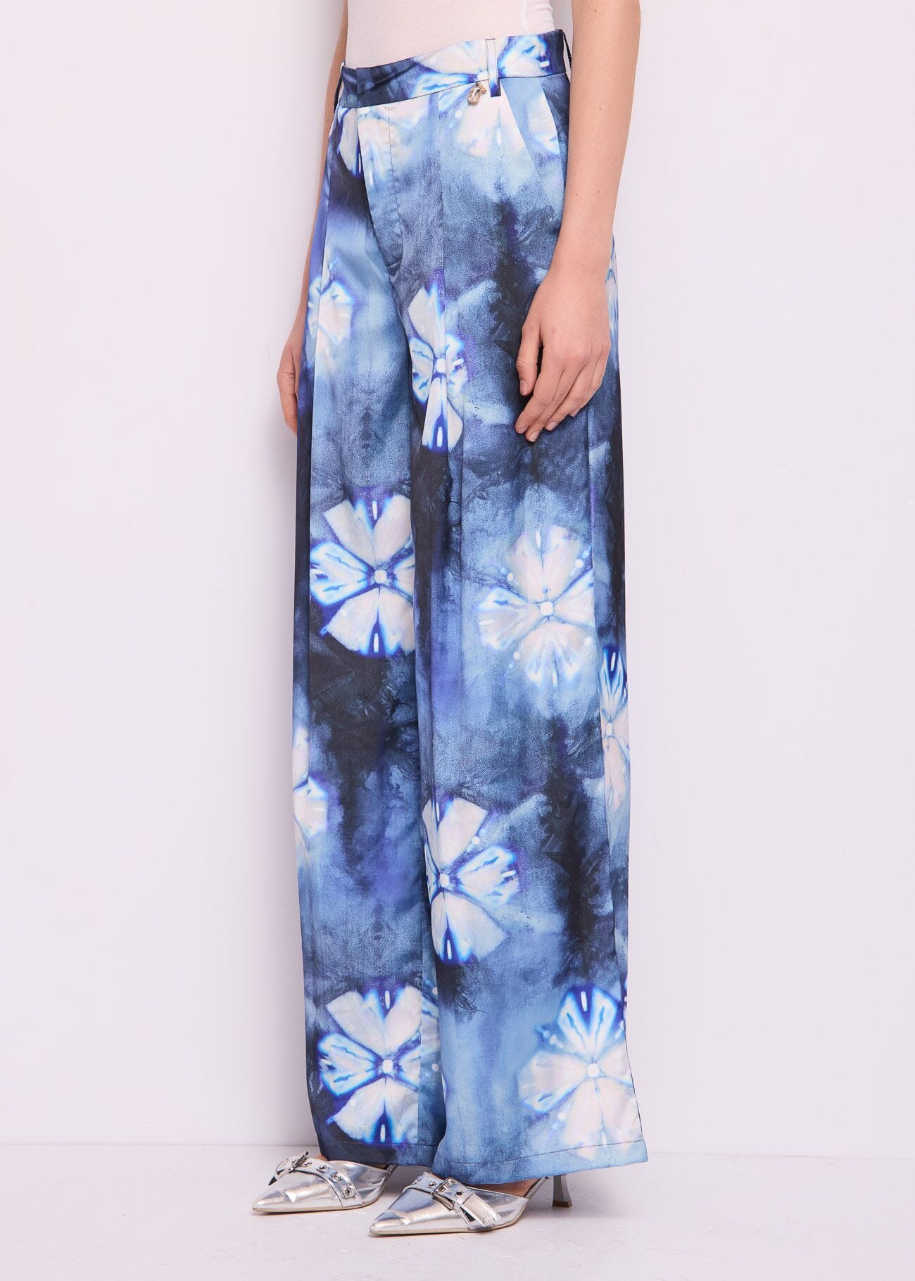 Pantaloni blu in raso stampato