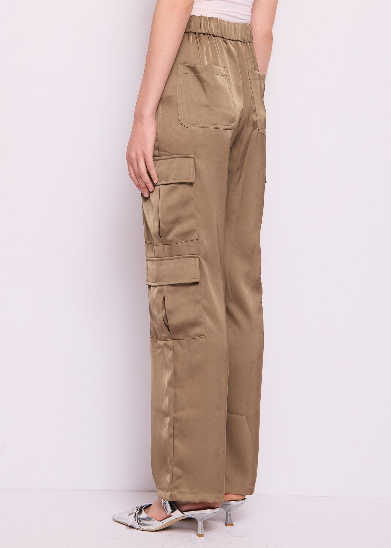 Pantaloni cargo in raso marrone