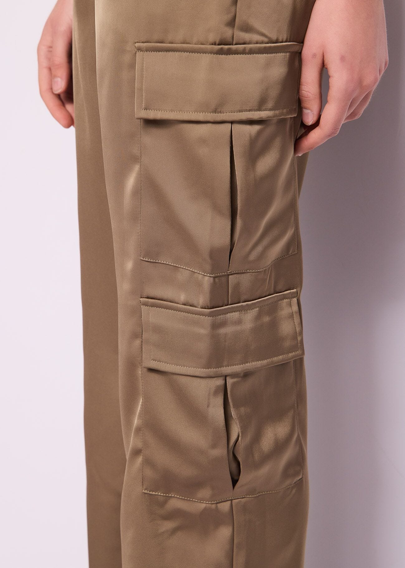 Pantaloni cargo in raso marrone