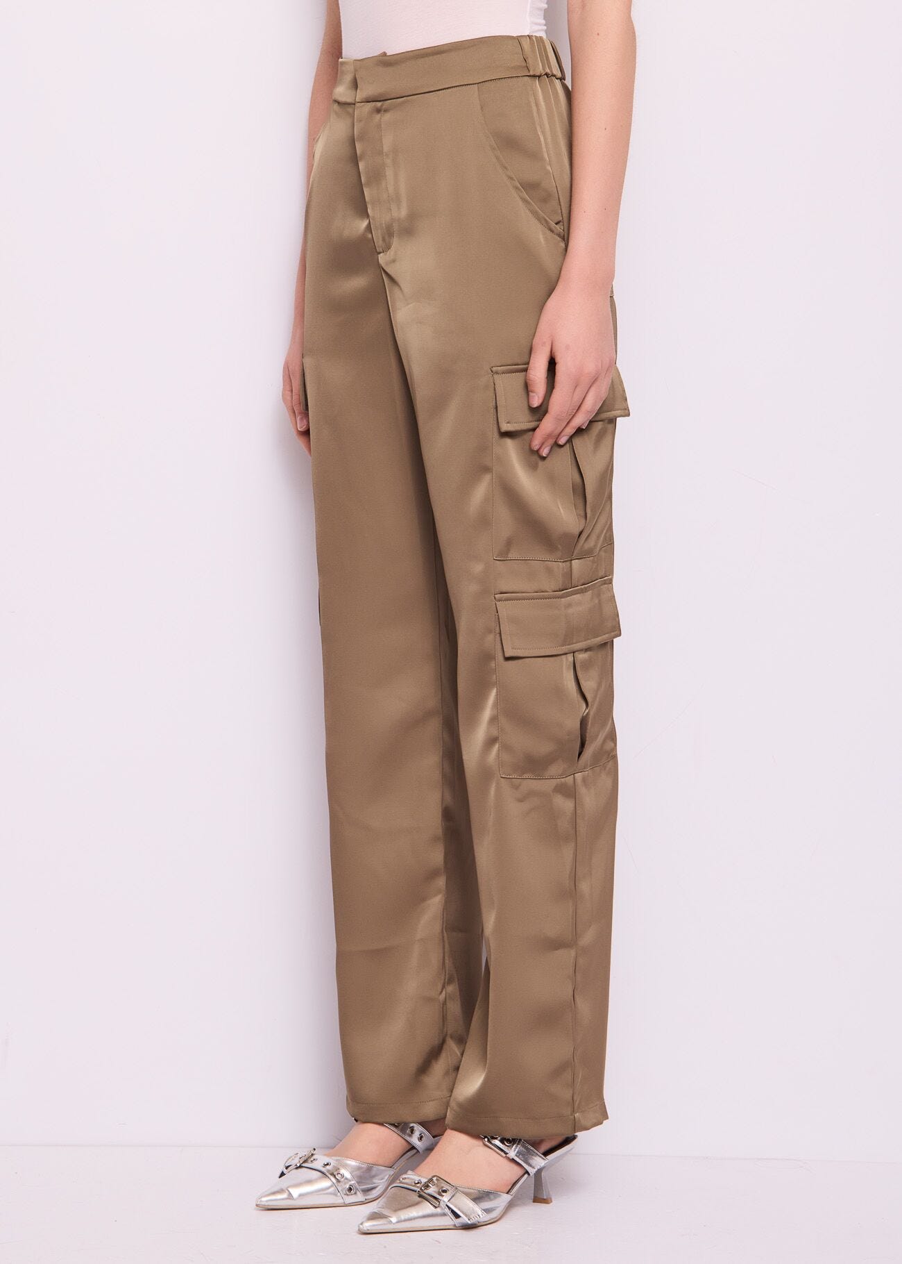 Pantaloni cargo in raso marrone