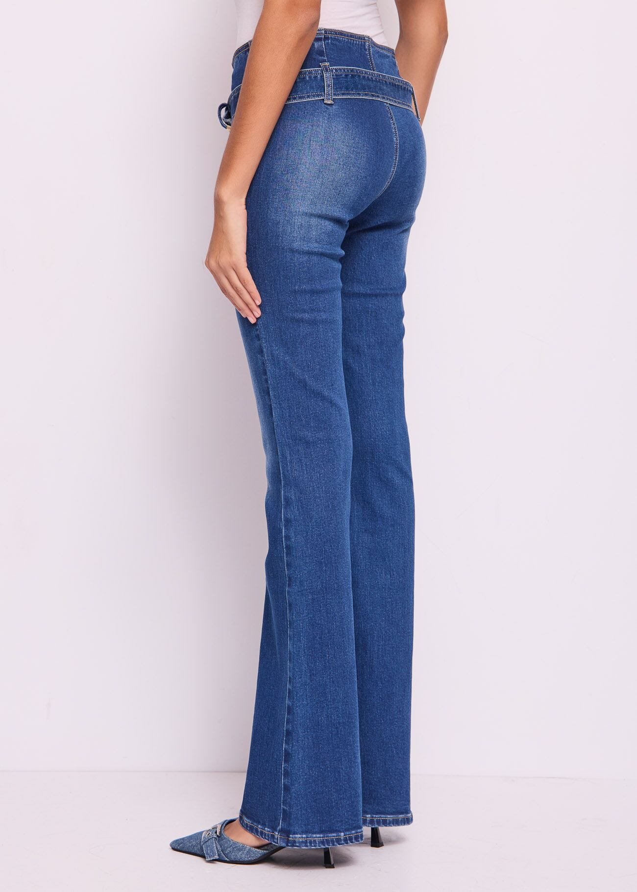 Jeans flare in cotone con cintura