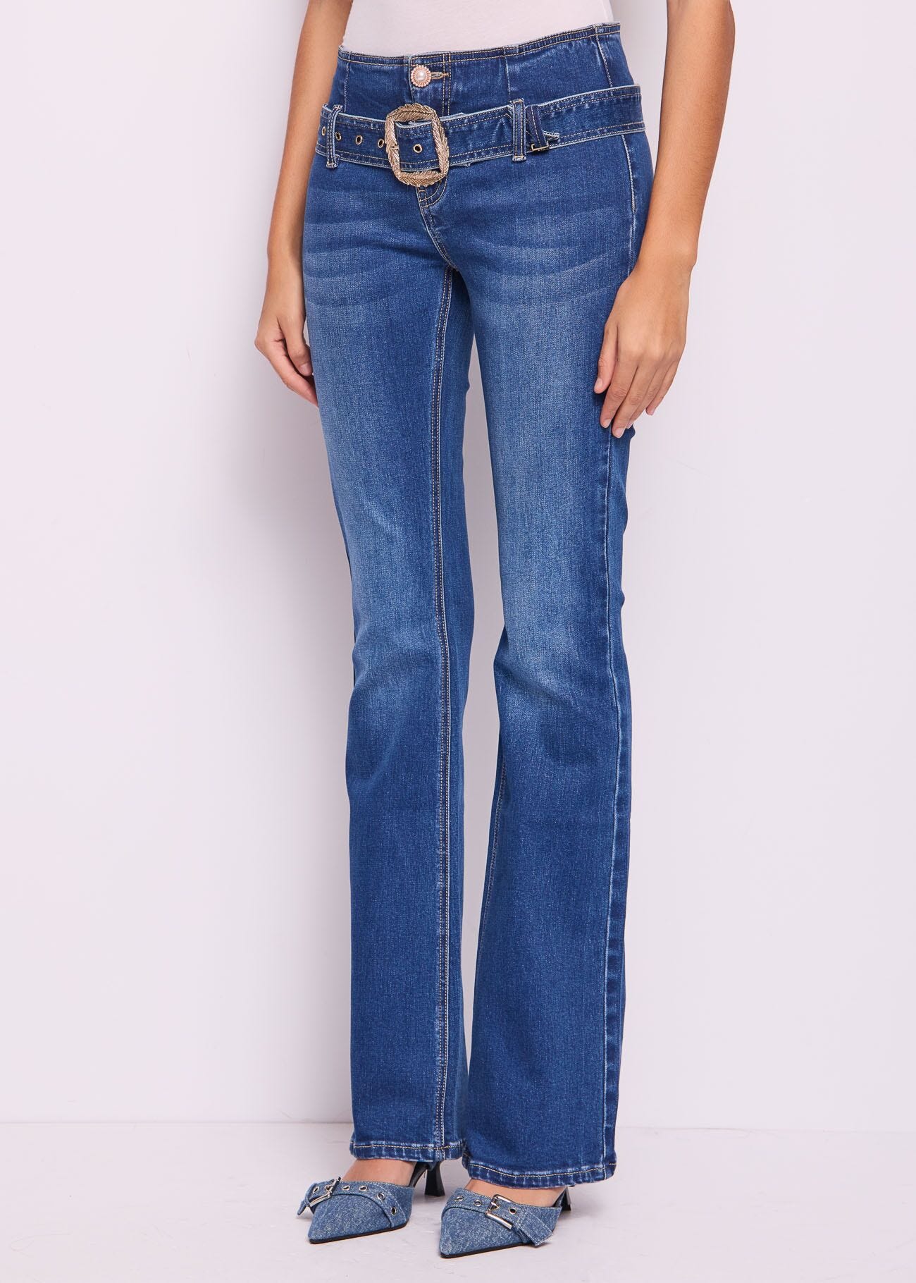 Jeans flare in cotone con cintura