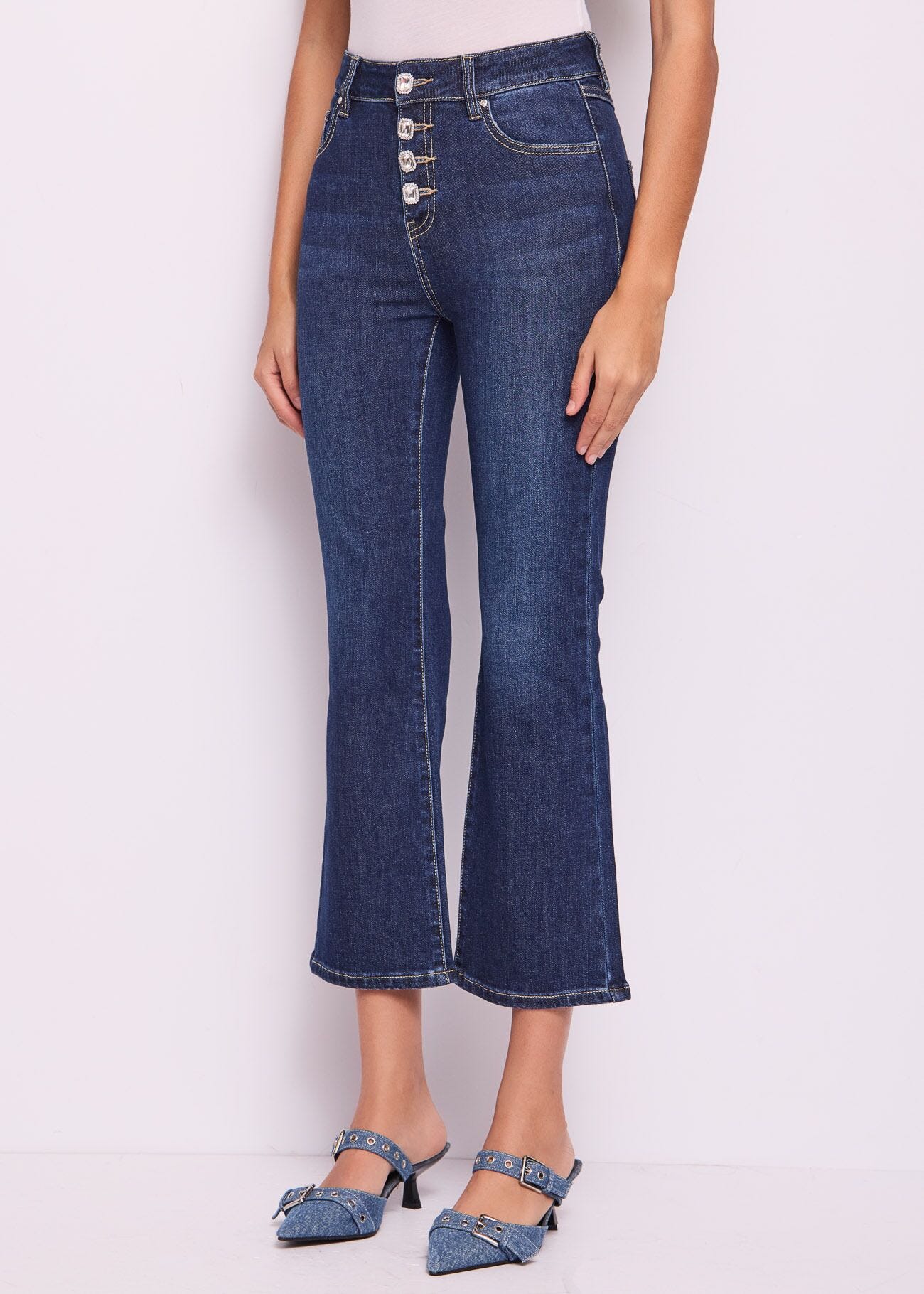 Jeans flare con bottoni