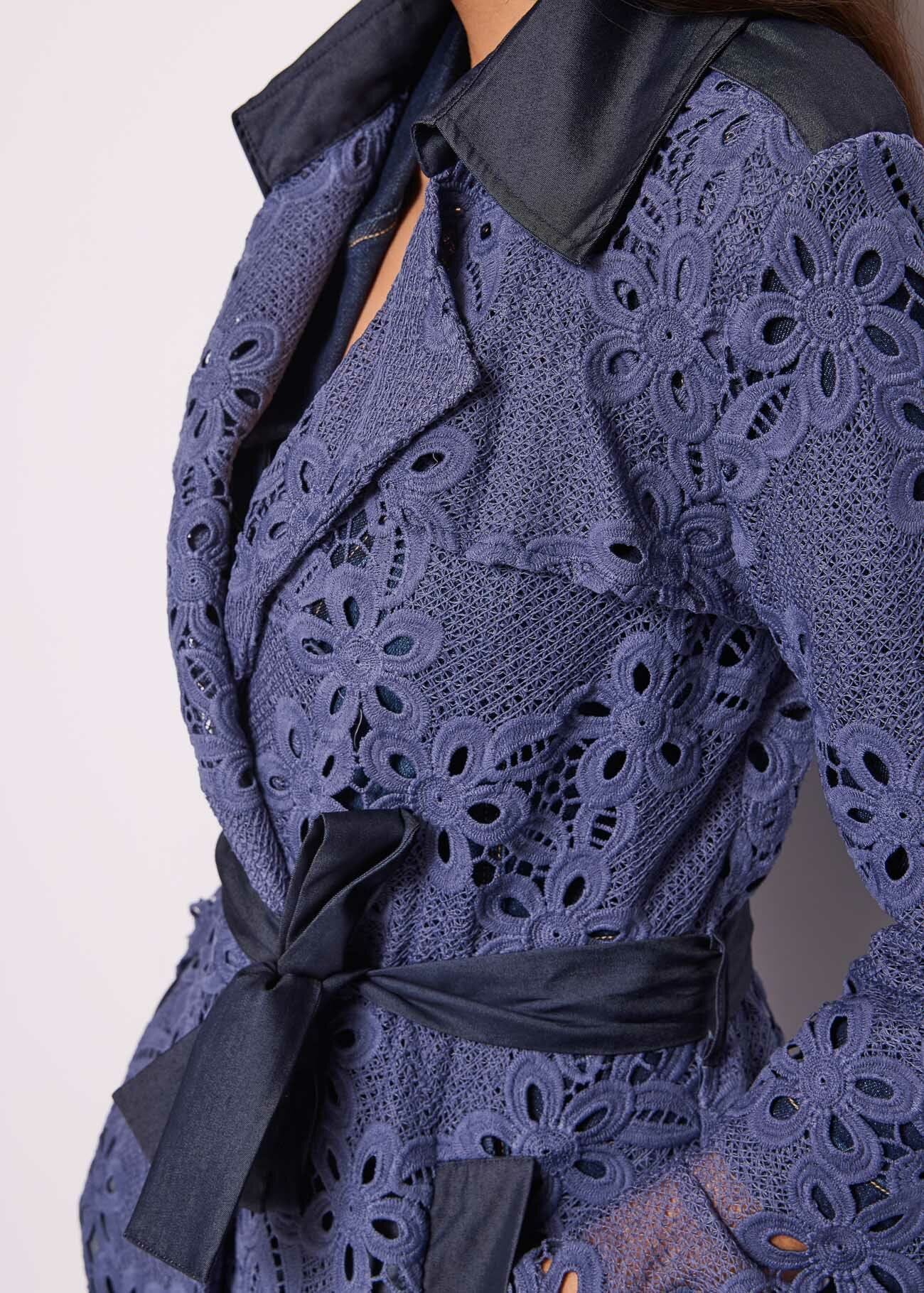 Trench in pizzo con cintura