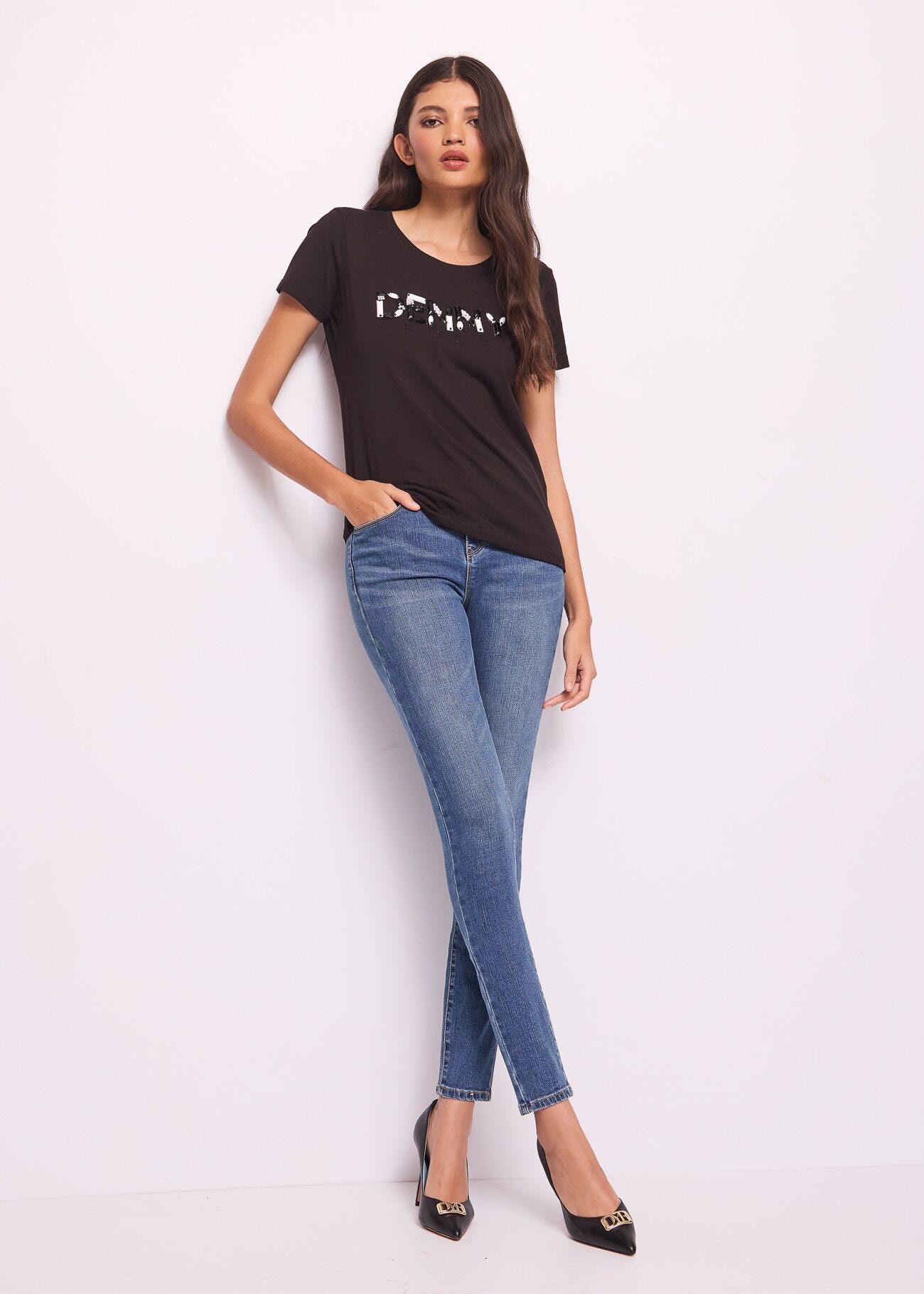 Camiseta negra de algodón con logotipo