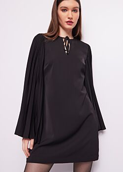 Black Minivestido negro con mangas plisadas Denny Rose